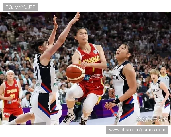 中国女篮在世界杯赛场勇夺银牌 展现强大实力与拼搏精神